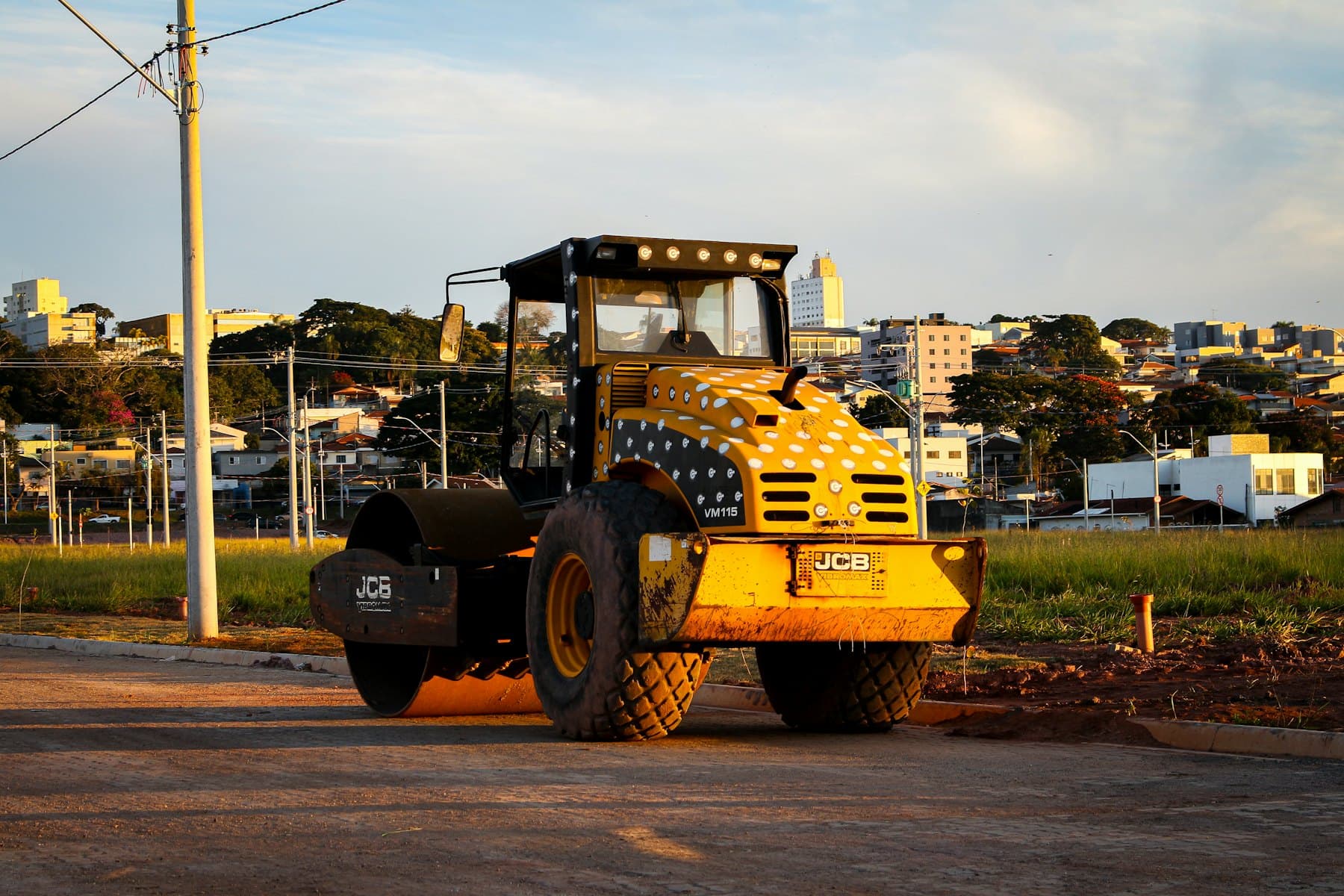 Compacteur monocylindre sur une route en terre